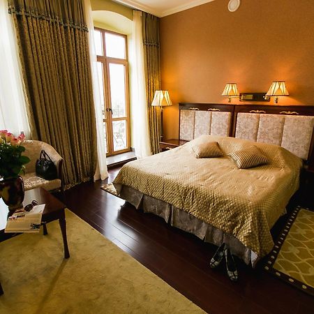 Allureinn Hotel And Spa Chernivtsi Exterior foto